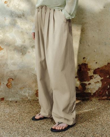  URBAN REVIVO - Quần nữ ống rộng lưng thun phối dây rút 