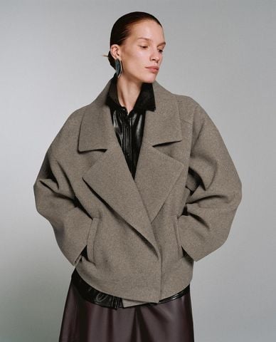  URBAN REVIVO - Áo khoác blazer nữ cổ V phom rộng 