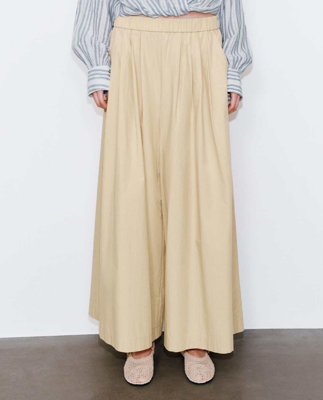 URBAN REVIVO - Quần nữ ống rộng lưng thun xếp li