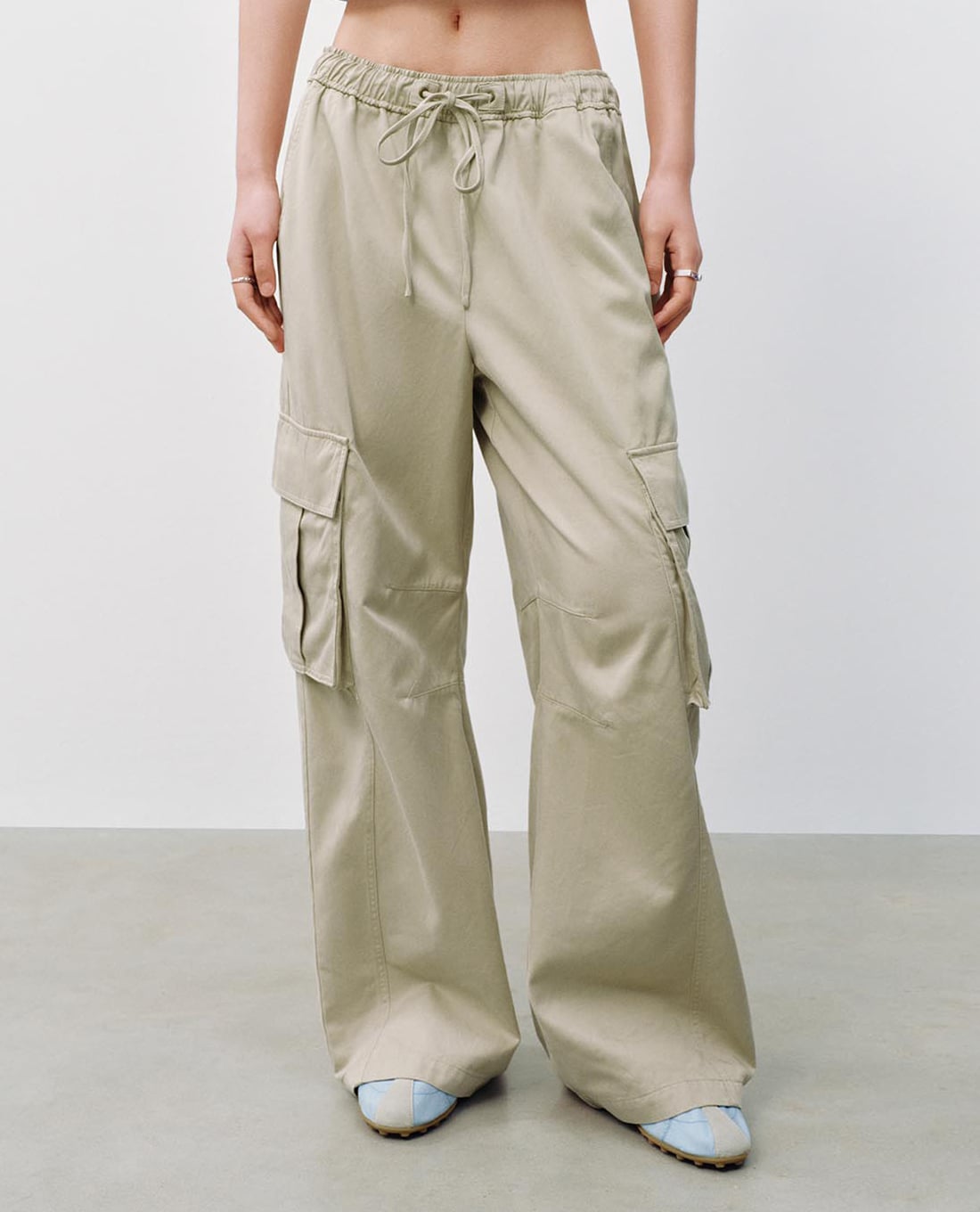 URBAN REVIVO - Quần nữ ống rộng dây rút phối túi hộp