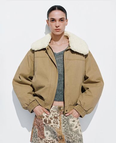  URBAN REVIVO - Áo khoác bomber nữ cổ lông dáng ngắn 