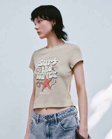  URBAN REVIVO - Áo thun nữ cổ tròn tay ngắn in họa tiết 