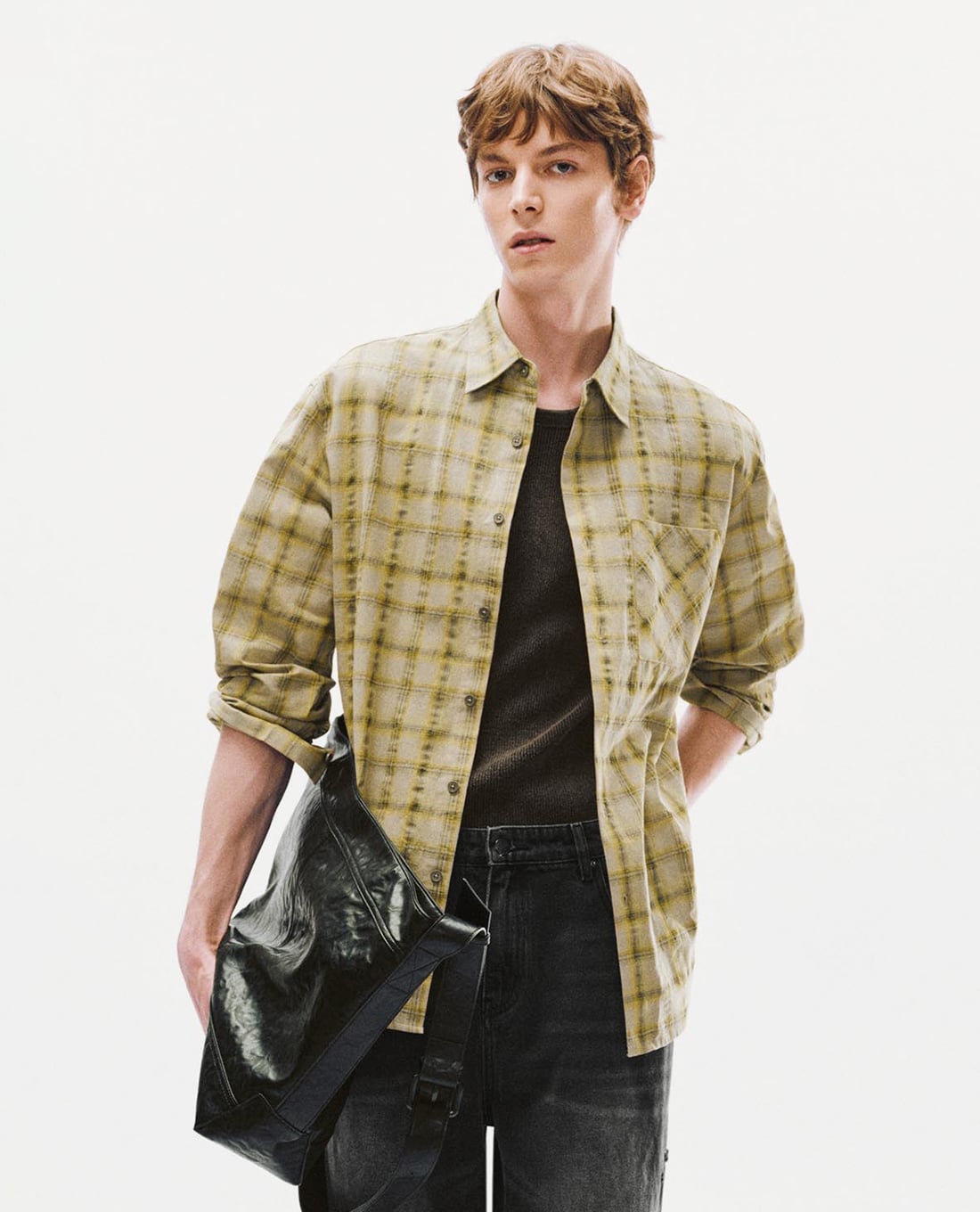 URBAN REVIVO - Áo sơ mi nam cổ bẻ tay dài kẻ sọc