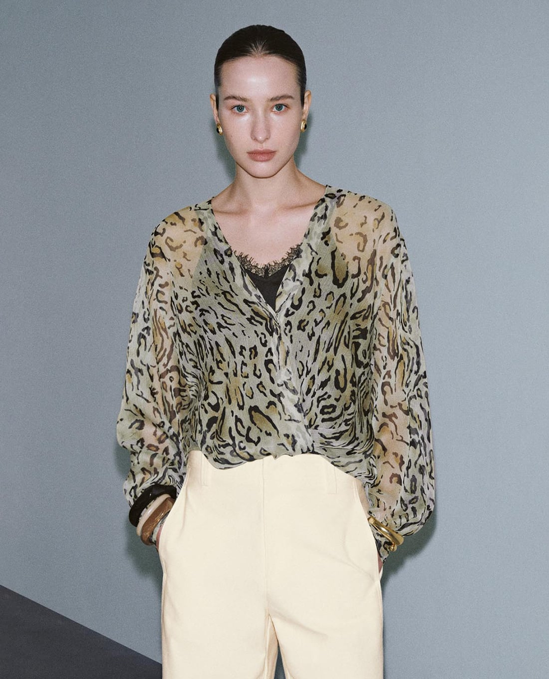 URBAN REVIVO - Áo kiểu nữ cổ V xuyên thấu họa tiết da báo