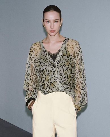  URBAN REVIVO - Áo kiểu nữ cổ V xuyên thấu họa tiết da báo 