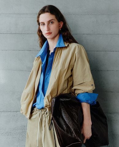  URBAN REVIVO - Áo khoác gió nữ cổ bẻ phối khóa zip 