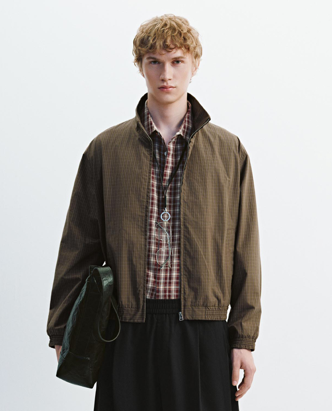 URBAN REVIVO - Áo khoác gió nam cổ trụ tay dài kẻ sọc caro