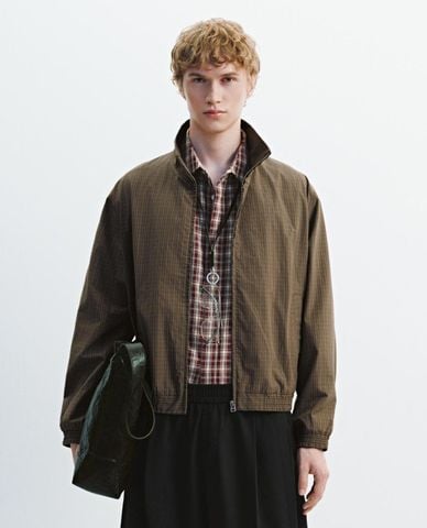  URBAN REVIVO - Áo khoác gió nam cổ trụ tay dài kẻ sọc caro 