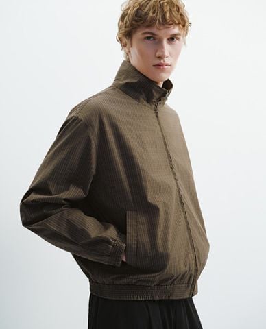  URBAN REVIVO - Áo khoác gió nam cổ trụ tay dài kẻ sọc caro 