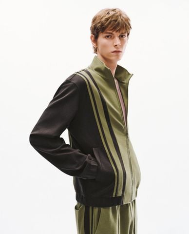  URBAN REVIVO - Áo khoác thể thao nam cổ trụ phối sọc 