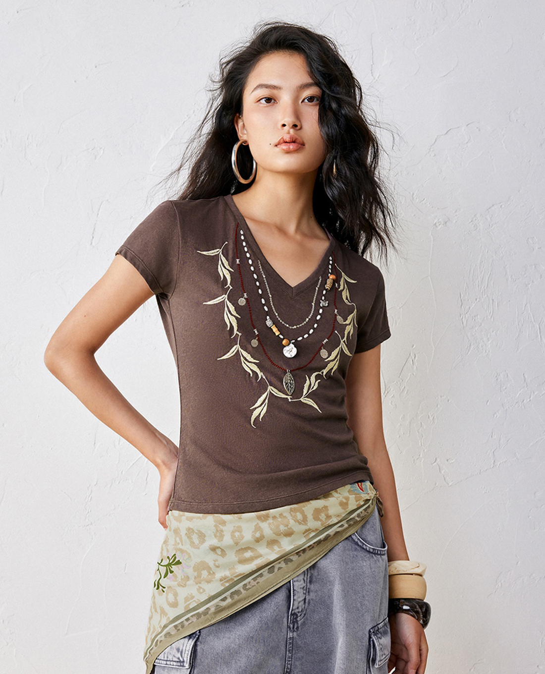 URBAN REVIVO - Áo thun nữ cổ V tay ngắn in họa tiết