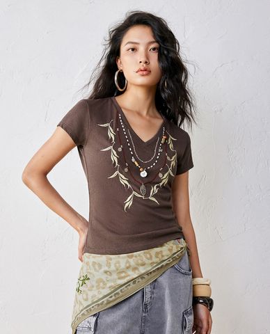  URBAN REVIVO - Áo thun nữ cổ V tay ngắn in họa tiết 