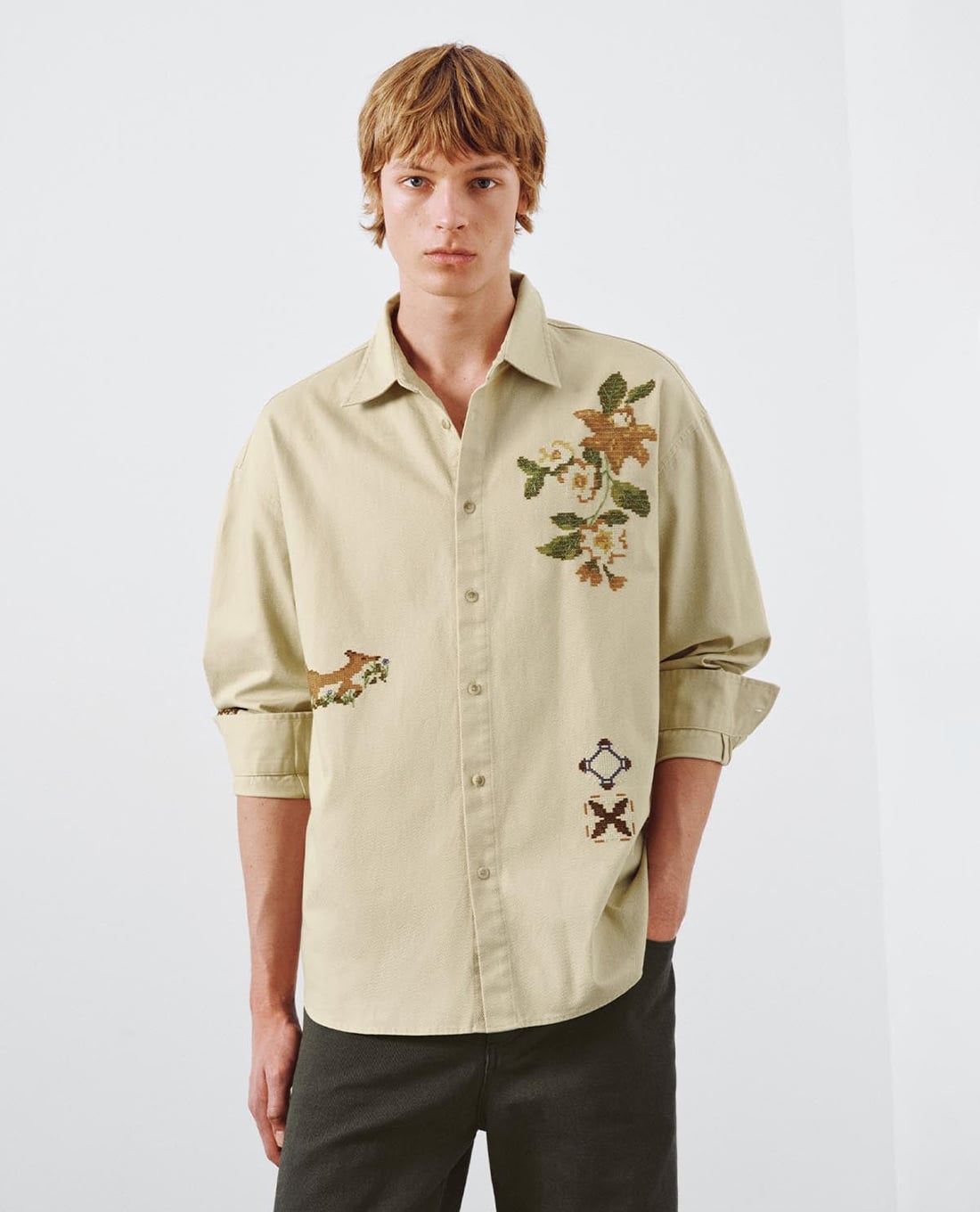 URBAN REVIVO - Áo sơ mi nam cổ bẻ tay dài thêu họa tiết