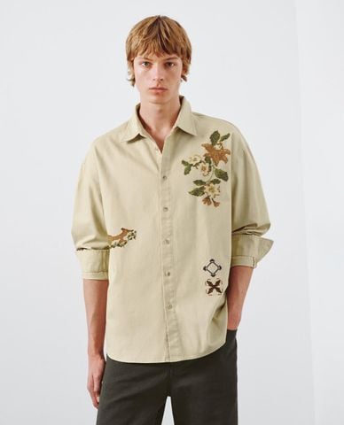  URBAN REVIVO - Áo sơ mi nam cổ bẻ tay dài thêu họa tiết 