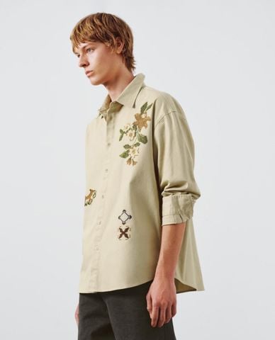  URBAN REVIVO - Áo sơ mi nam cổ bẻ tay dài thêu họa tiết 