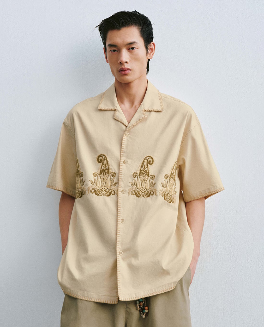 URBAN REVIVO - Áo sơ mi nam cổ V tay ngắn thêu họa tiết