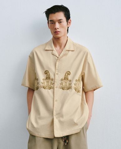  URBAN REVIVO - Áo sơ mi nam cổ V tay ngắn thêu họa tiết 