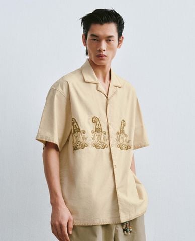  URBAN REVIVO - Áo sơ mi nam cổ V tay ngắn thêu họa tiết 