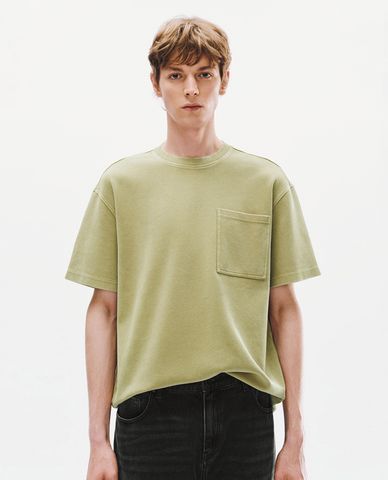  URBAN REVIVO - Áo thun nam cổ tròn tay ngắn phối túi 