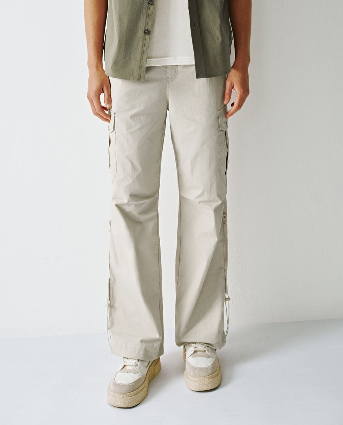 URBAN REVIVO - Quần nam ống rộng lưng thun phối túi hộp