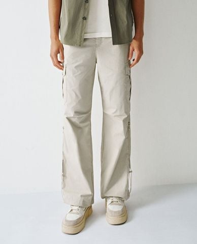  URBAN REVIVO - Quần nam ống rộng lưng thun phối túi hộp 