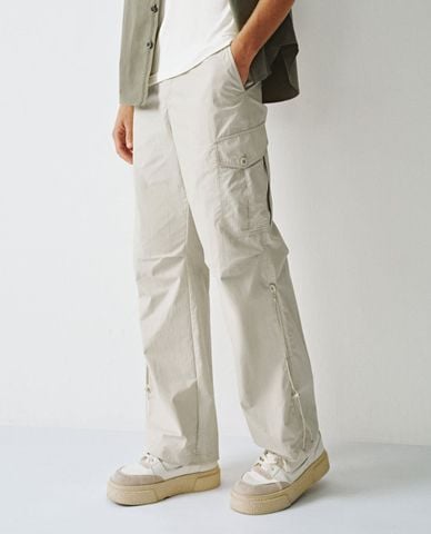  URBAN REVIVO - Quần nam ống rộng lưng thun phối túi hộp 