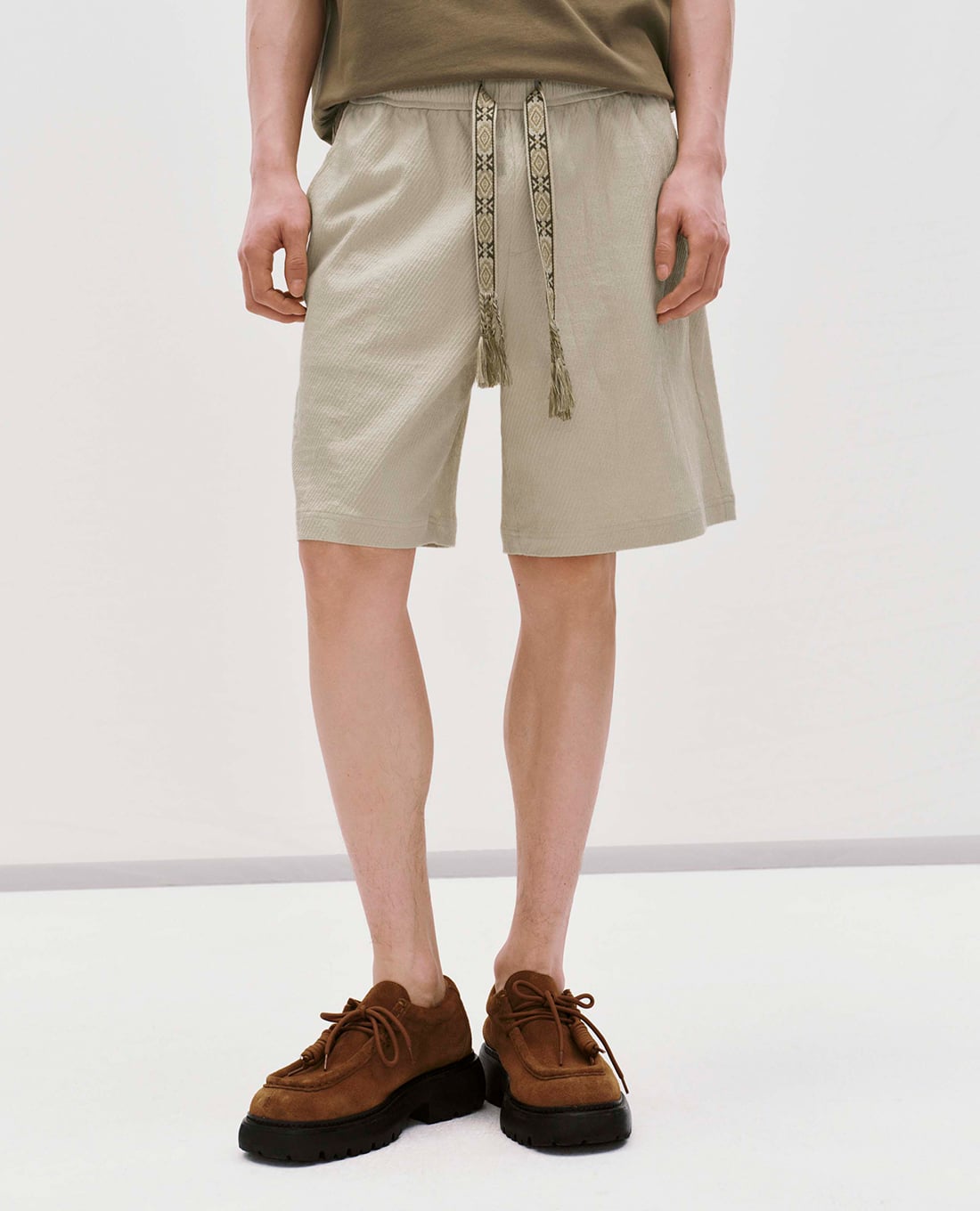 URBAN REVIVO - Quần short nam ngang gối lưng thun dây rút