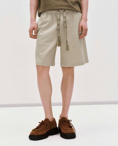  URBAN REVIVO - Quần short nam ngang gối lưng thun dây rút 