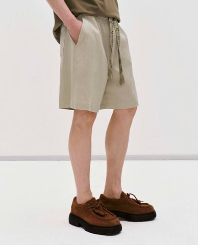  URBAN REVIVO - Quần short nam ngang gối lưng thun dây rút 