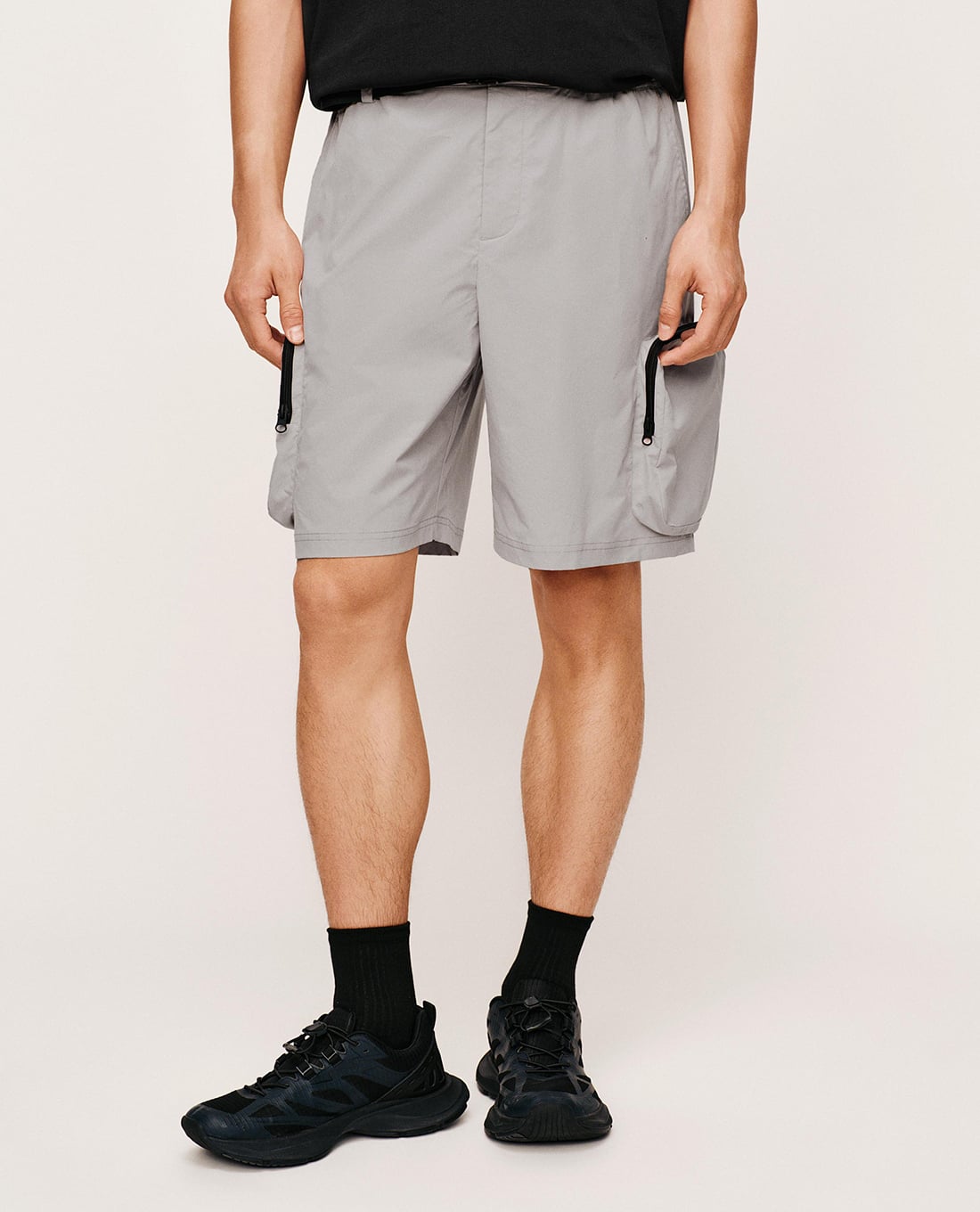 URBAN REVIVO - Quần short nam ống rộng túi hộp cá tính