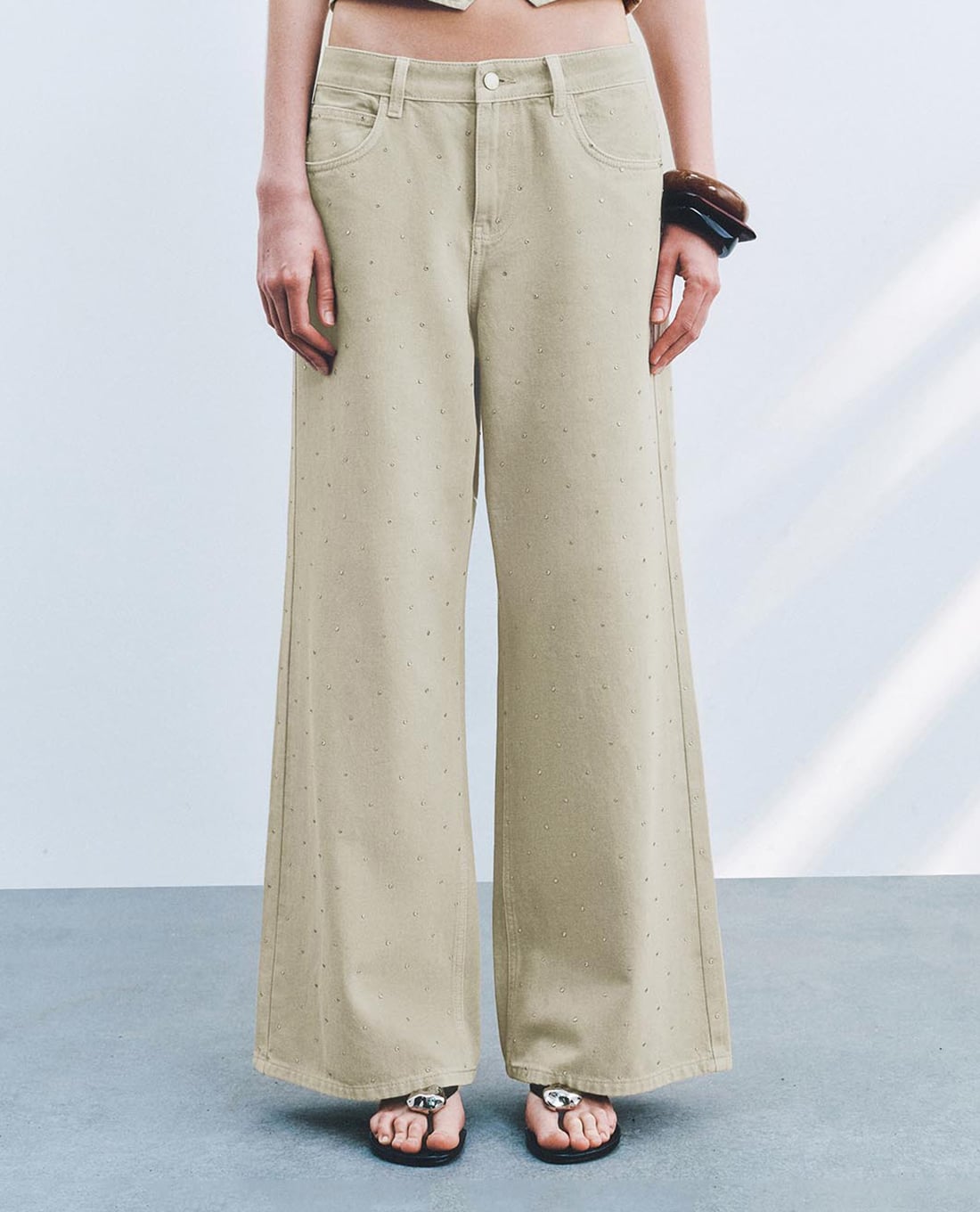 URBAN REVIVO - Quần jeans nữ ống rộng đính đá lấp lánh