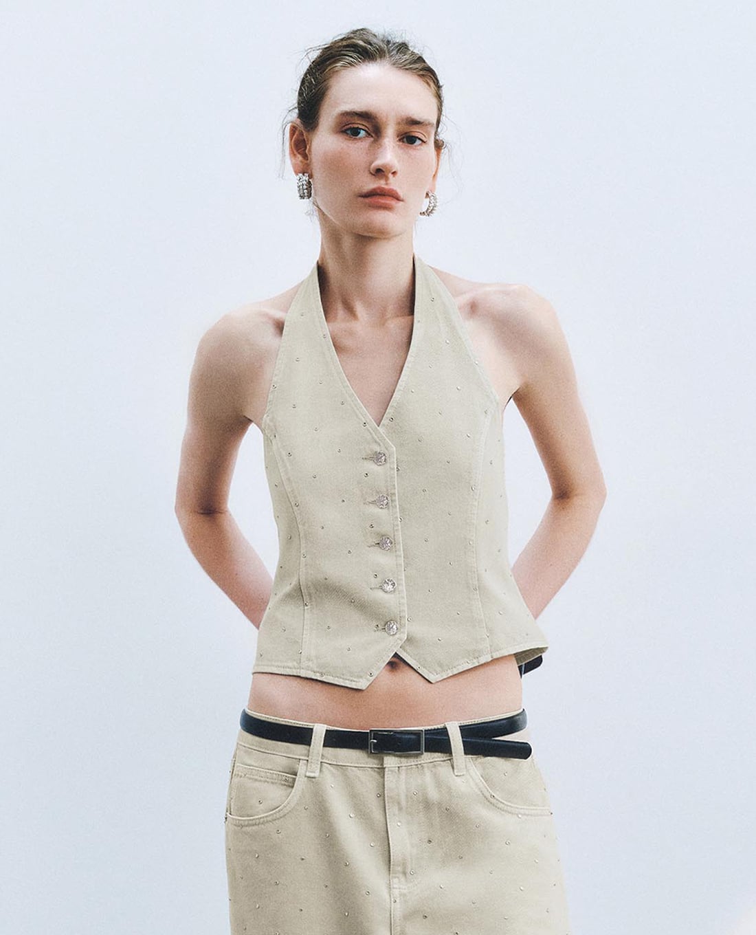 URBAN REVIVO - Áo kiểu nữ cổ yếm phối nút cài tròn