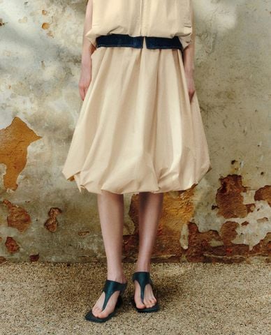  URBAN REVIVO - Chân váy chữ A midi lưng thun 