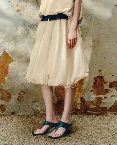 URBAN REVIVO - Chân váy chữ A midi lưng thun 