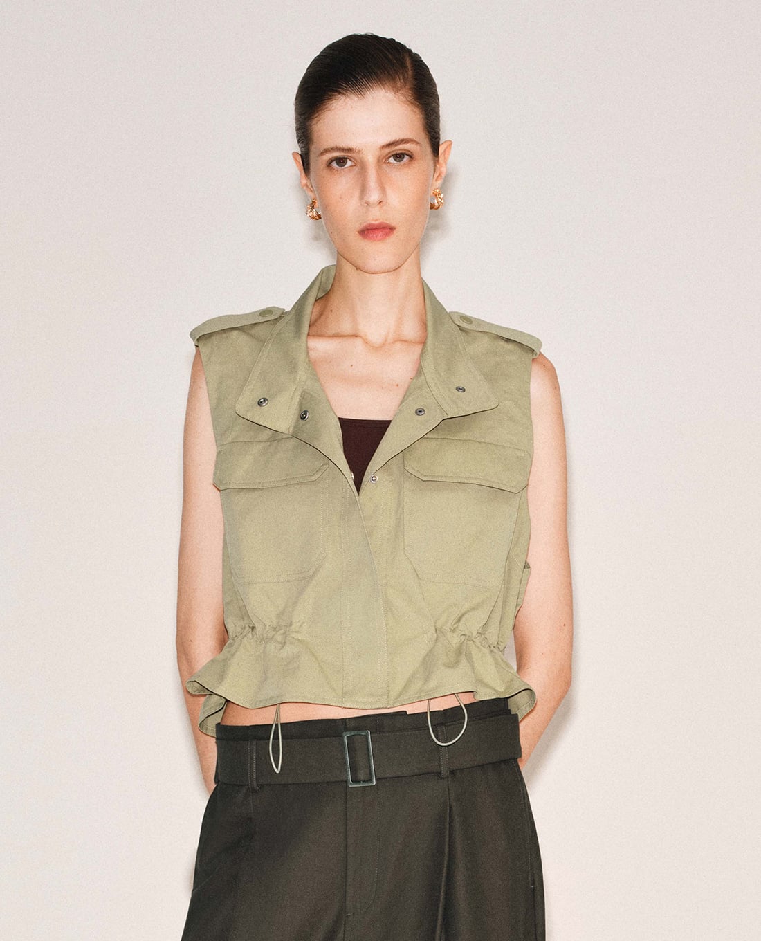 URBAN REVIVO - Áo khoác gilet nữ cổ cao phối túi hộp
