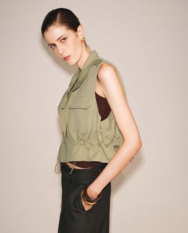  URBAN REVIVO - Áo khoác gilet nữ cổ cao phối túi hộp 