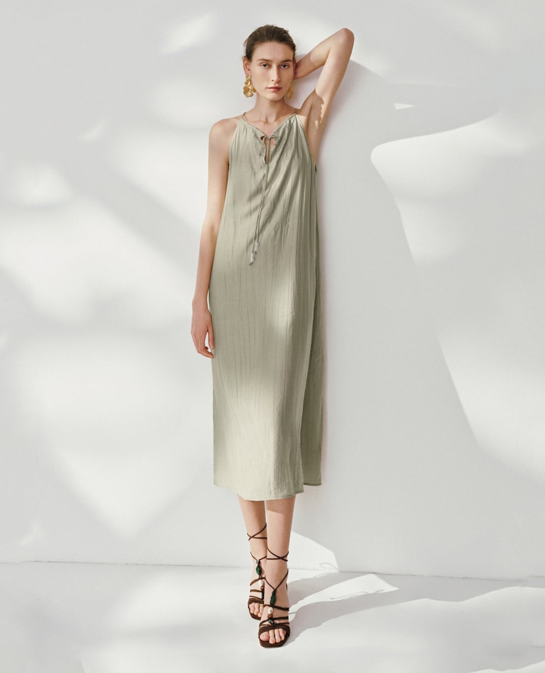 URBAN REVIVO - Đầm sát nách midi phom suông