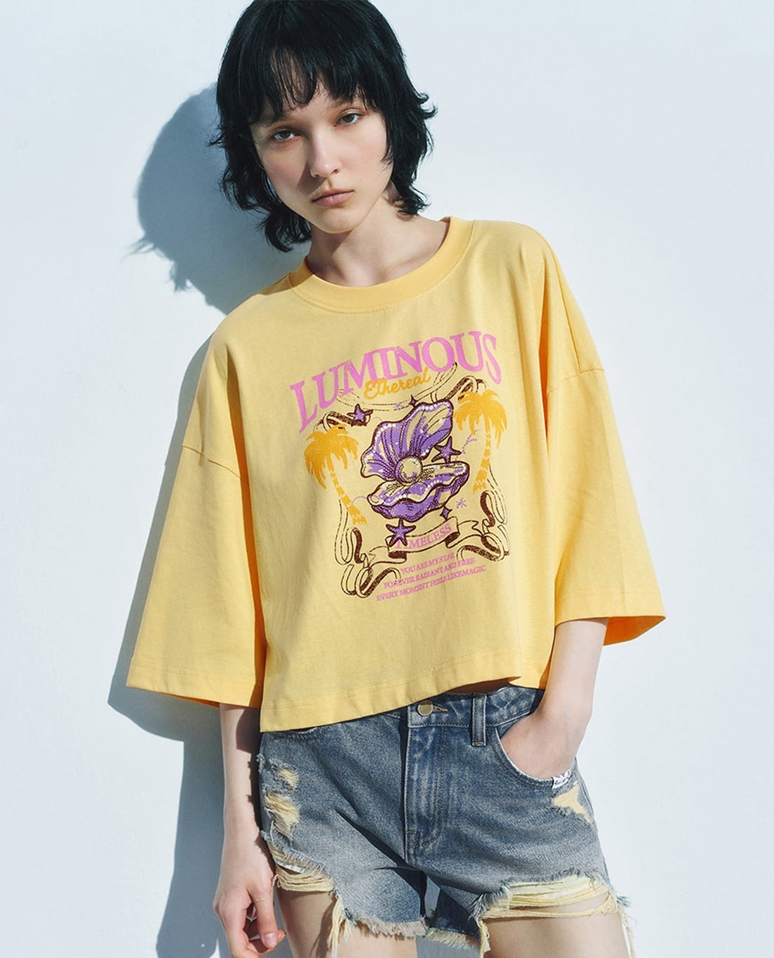 URBAN REVIVO - Áo thun nữ cổ tròn tay lỡ in họa tiết