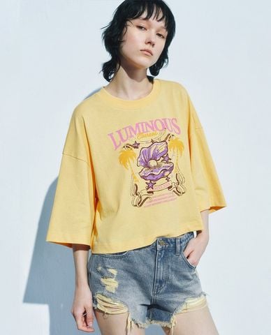  URBAN REVIVO - Áo thun nữ cổ tròn tay lỡ in họa tiết 