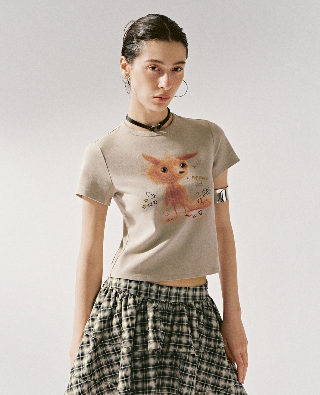 URBAN REVIVO - Áo croptop nữ cổ tròn tay ngắn in hình