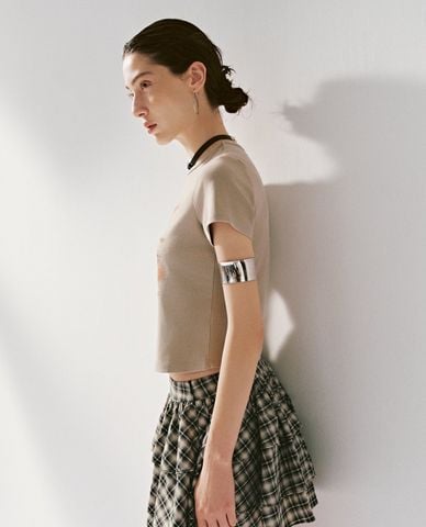  URBAN REVIVO - Áo croptop nữ cổ tròn tay ngắn in hình 