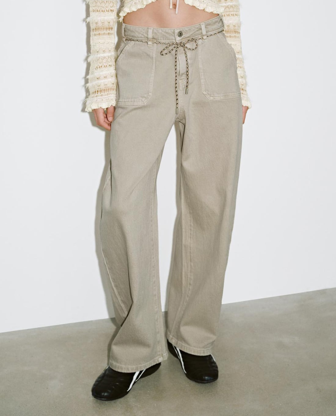 URBAN REVIVO - Quần jeans nữ ống rộng phối dây rút