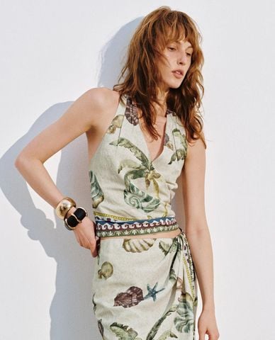  URBAN REVIVO - Áo kiểu nữ cổ yếm hở lưng in họa tiết 