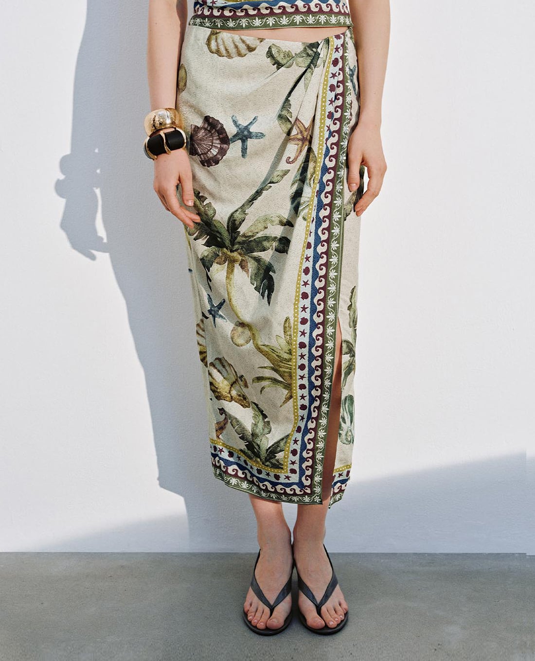 URBAN REVIVO - Chân váy quấn midi xẻ tà in họa tiết