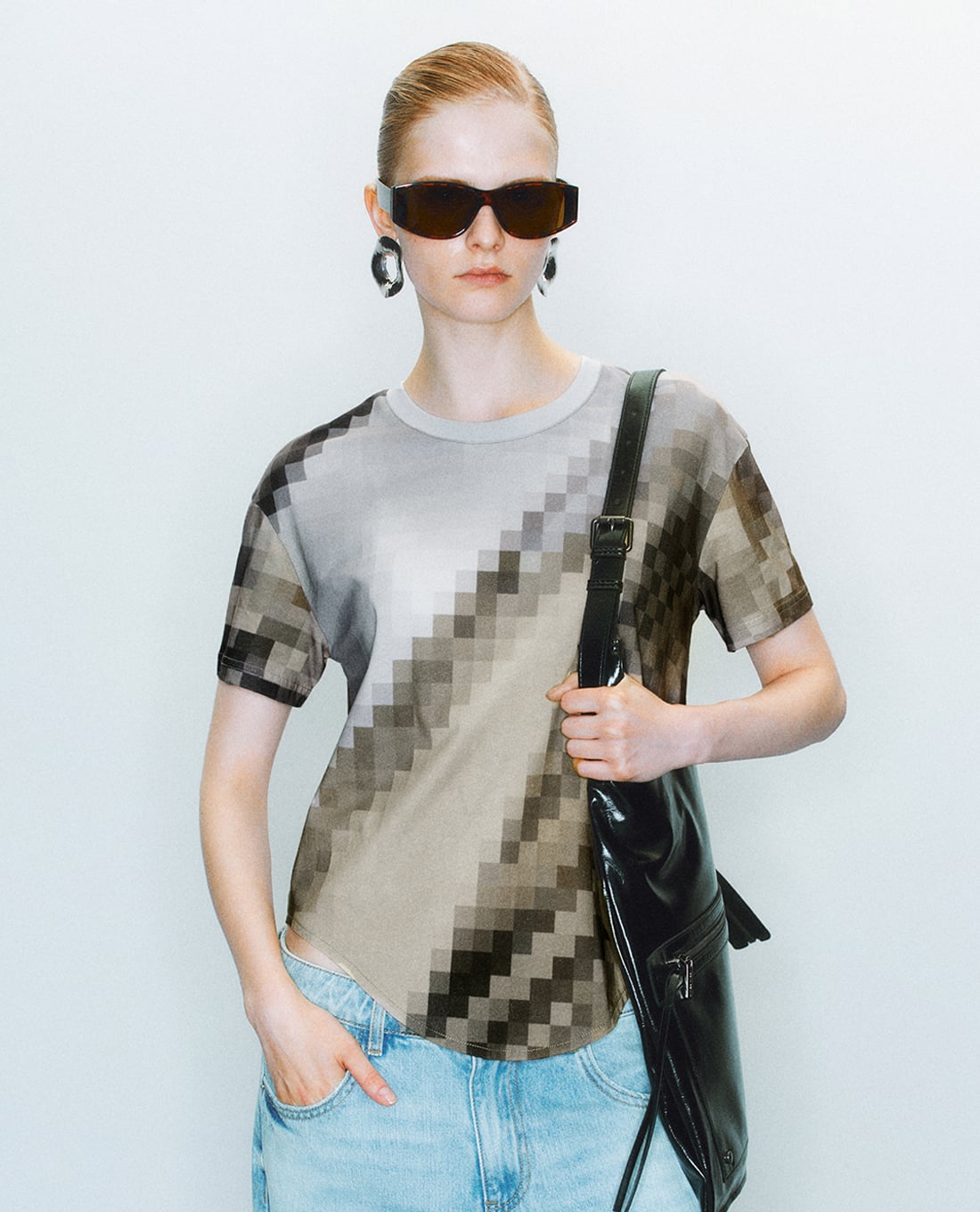 URBAN REVIVO - Áo thun nữ cổ tròn tay ngắn họa tiết pixel