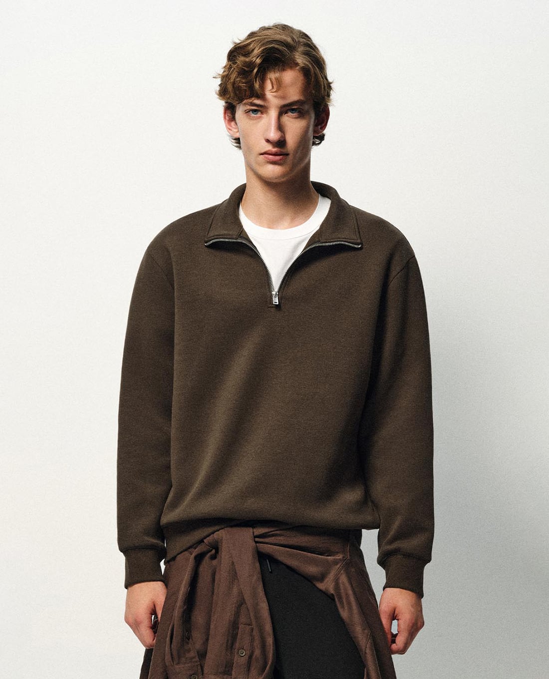 URBAN REVIVO - Áo sweatshirt nam cổ bẻ tay dài phối khóa