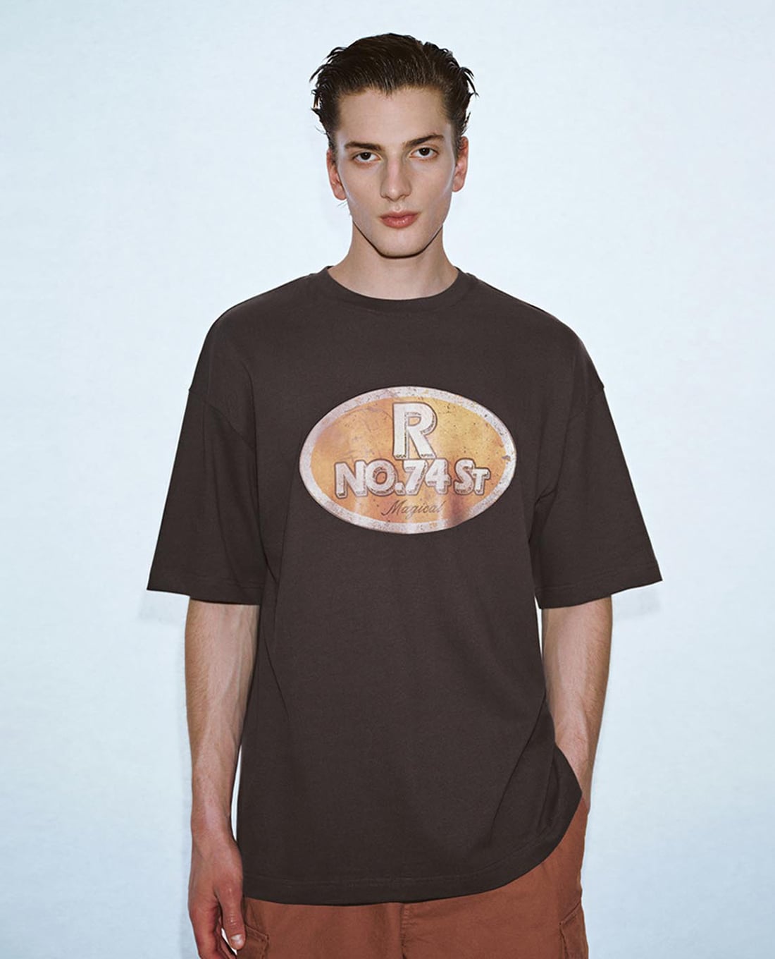 URBAN REVIVO - Áo thun nam cổ tròn tay ngắn phối hình