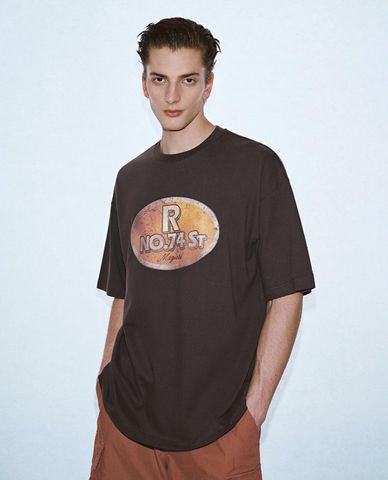  URBAN REVIVO - Áo thun nam cổ tròn tay ngắn phối hình 