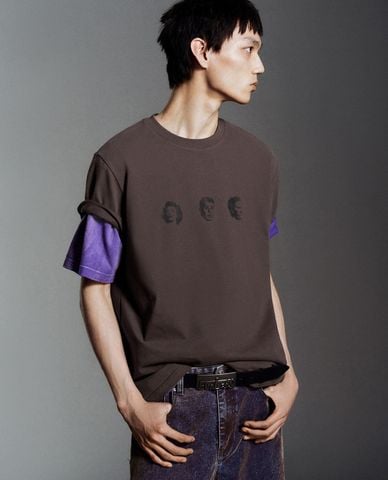  URBAN REVIVO - Áo thun nam cổ tròn tay ngắn in họa tiết 