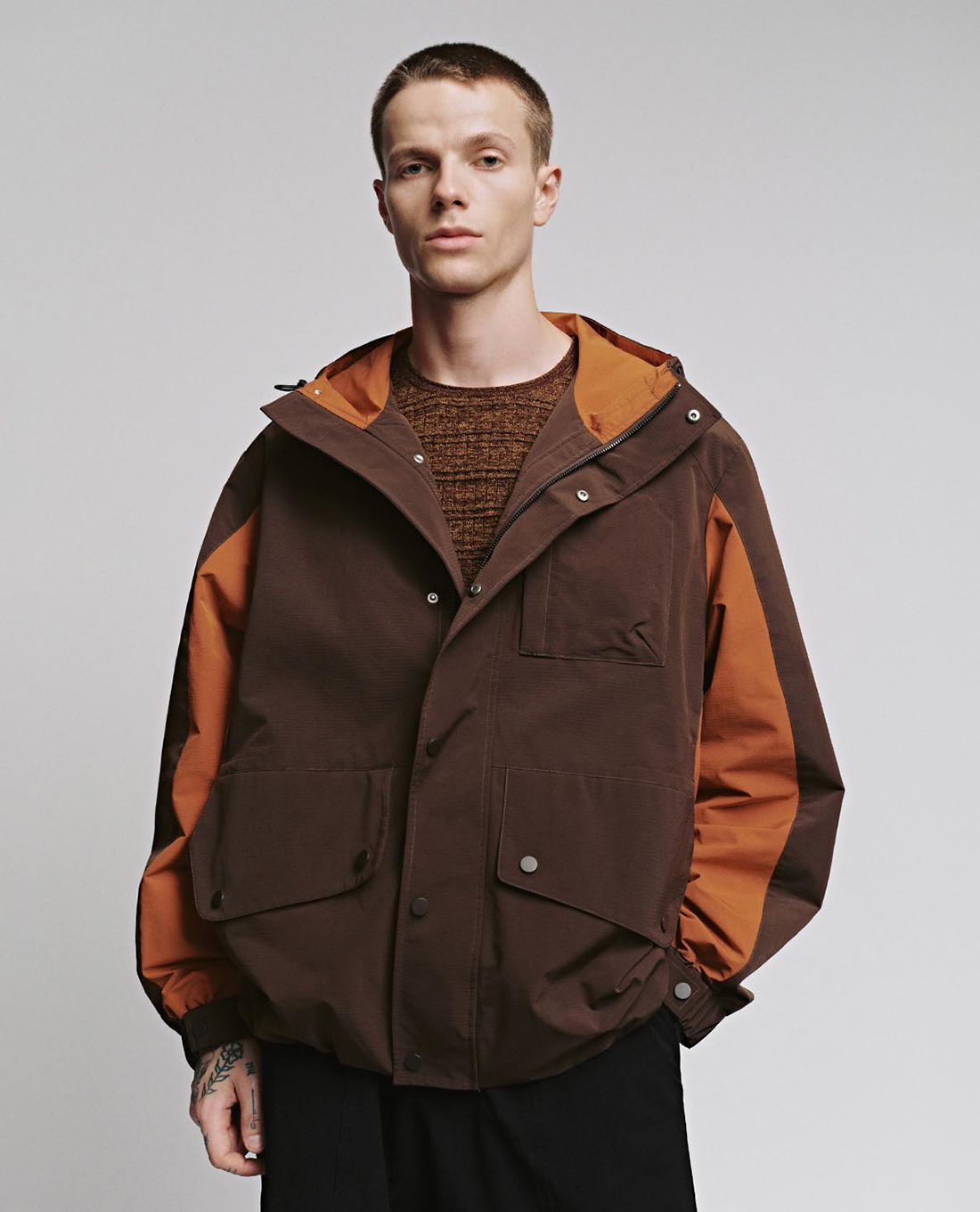 URBAN REVIVO - Áo khoác phối mũ nam hai màu tương phản